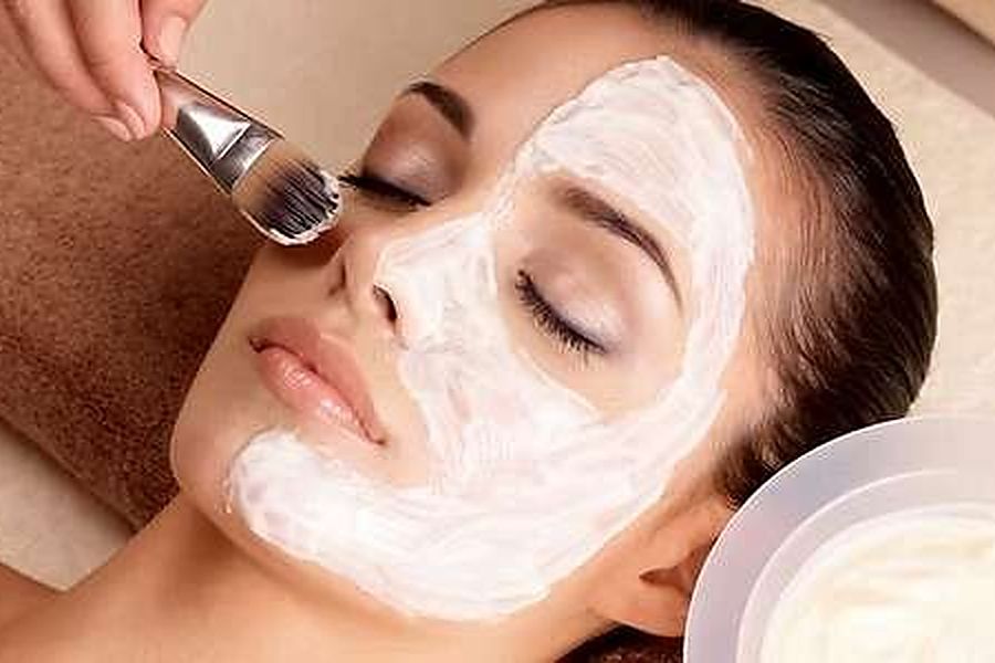 Gezichtsbehandeling met masker